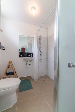 Serviettes fournies, papier toilette