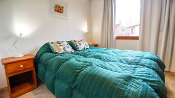 Comfort Cabin, 1 Queen Bed, Garden View | Hypo-allergenic bedding, blackout drapes, soundproofing, rollaway beds