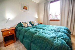 Comfort-Ferienhütte, 1 Queen-Bett, Gartenblick | Allergikerbettwaren, Verdunkelungsvorhänge, schallisolierte Zimmer