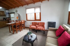 Comfort-Ferienhütte, 2 Schlafzimmer, Gartenblick | Wohnbereich | Smart-TV