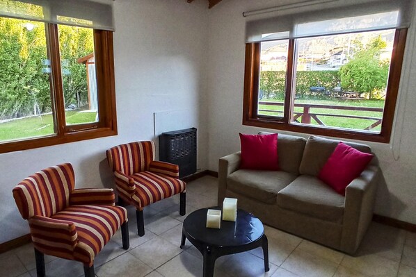 Comfort-Ferienhütte, 2 Schlafzimmer, Gartenblick | Wohnbereich | Smart-TV