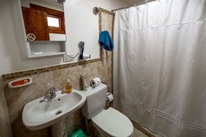 Comfort Cabin, 1 Bedroom | Bathroom | Shower, rainfall showerhead, designer toiletries, hair dryer