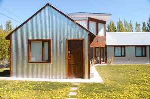 Comfort Cabin, 1 Queen Bed, Garden View | Terrace/patio
