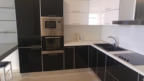 Luxury Apartment, Bay View | Private kitchen - Luxury Apartment (Vlorë)