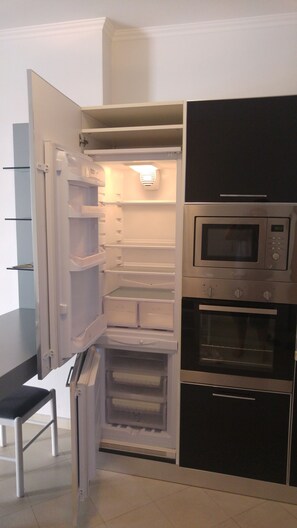Refrigerador con freezer, microondas, horno, placa de cocina