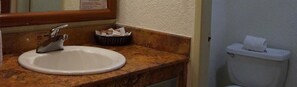 Douche, articles de toilette gratuits, serviettes fournies