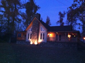 Exterior - Unique country lodge! <br>Pet friendly & close to everything in the area (Paducah)