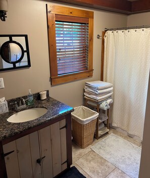 Shower, hair dryer, towels, soap - Unique country lodge! <br>Pet friendly & close to everything in the area (Paducah)