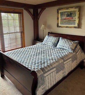 2 bedrooms, desk, iron/ironing board, free WiFi - Unique country lodge! <br>Pet friendly & close to everything in the area (Paducah)