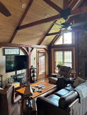 Smart TV, fireplace, books, stereo - Unique country lodge! <br>Pet friendly & close to everything in the area (Paducah)