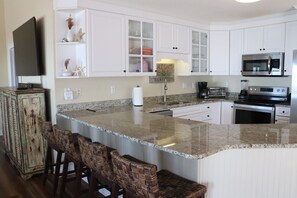 Mikrowelle, Ofen, Geschirrspüler, Wasserkocher mit Kaffee-/Teezubehör