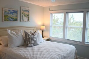 4 bedrooms, free WiFi, bed sheets - Oceanfront Elegance w/Private Beach Access, 2 King Suites & Stunning Views (Emerald Isle)
