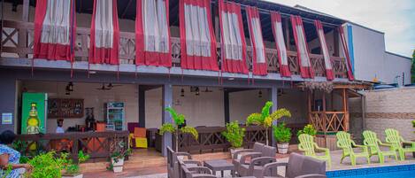 Piscine extérieure, parasols de plage, chaises longues
