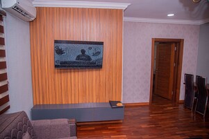 Una habitación con un panel de madera, un banco y una puerta.