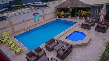 Piscina externa, guarda-sóis, espreguiçadeiras