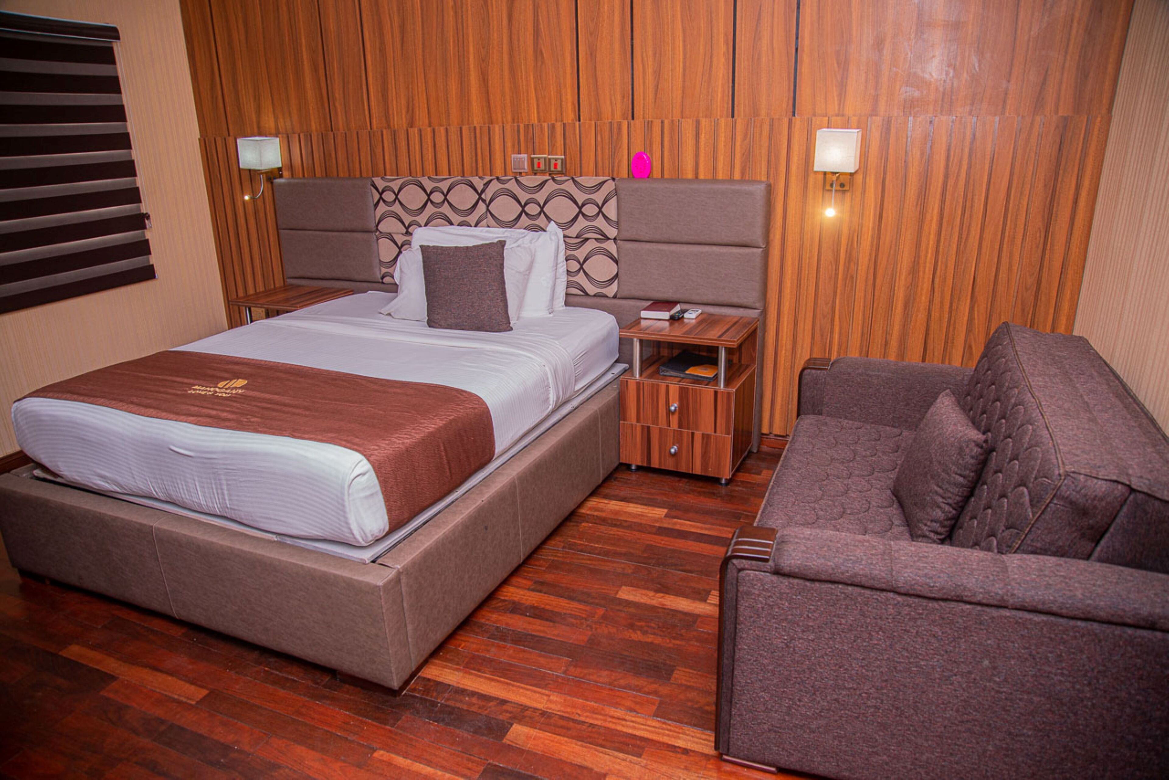 Quarto real | Roupas de cama premium, edredons de pluma, escrivaninha