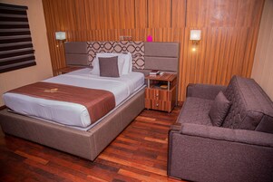 Habitación Royal | Ropa de cama de alta calidad, edredones de plumas, escritorio