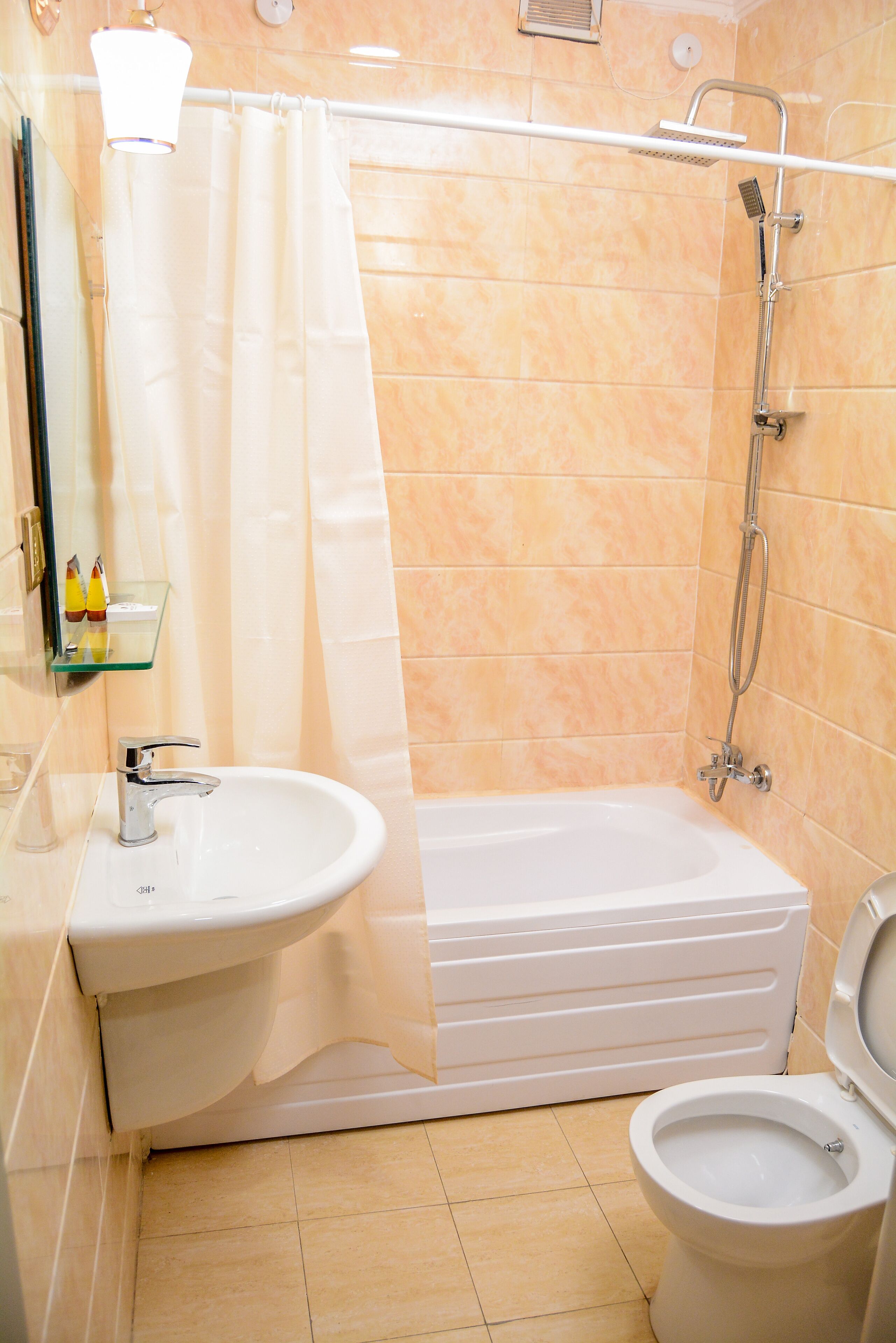 Un baño con bañera, lavabo e inodoro.