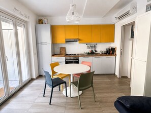 Cafeteira/chaleira, geladeira, fogão, cooktop
