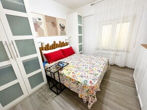 1 quarto, escrivaninha, ferros/tábuas de passar roupa, berço de viagem