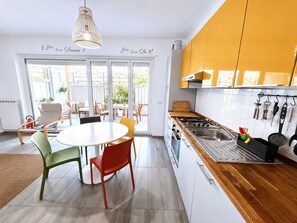 Coffee/tea maker, fridge, oven, stovetop - Marina House - 10 meters from the sea (Pizzo)