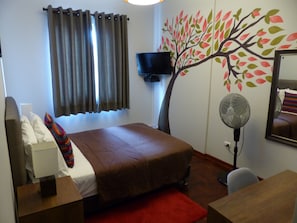 Chambre Double, 1 lit double, salle de bains privée | Bureau, fer et planche à repasser, Wi-Fi gratuit, draps fournis