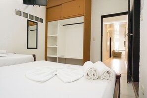 ห้องทริปเปิล, หลายเตียง (Air Conditioning) | เตารีด/โต๊ะรีดผ้า, Wi-Fi ฟรี, ผ้าปูที่นอน