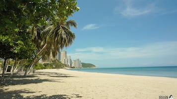 Na praia, areia branca