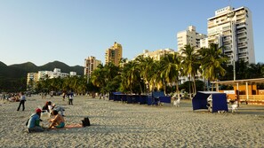位於海灘上、白沙