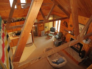 Smart-TV, Kamin, DVD-Player, Bücher