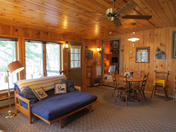 Smart-TV, Kamin, DVD-Player, Bücher