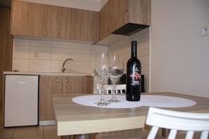 Fridge, oven, stovetop, coffee/tea maker - Horizon Apartments Platanias (Platanias)