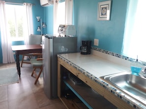 Fridge, oven, stovetop, coffee/tea maker