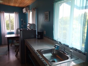 ثلاجة، فرن، موقد طهي مسطح، ماكينة لصنع القهوة/الشاي