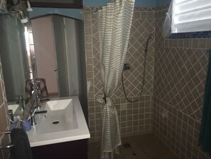 Douche, sèche-cheveux