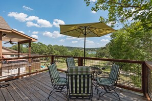 Outdoor dining - Amazing lakefront on Canyon Lake in Hill Country. Giant backyard! Extra beds! (Canyon Lake)
