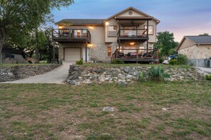 Exterior - Amazing lakefront on Canyon Lake in Hill Country. Giant backyard! Extra beds! (Canyon Lake)