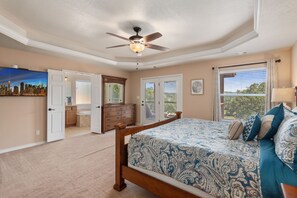 3 bedrooms, iron/ironing board, travel cot, free WiFi - Amazing lakefront on Canyon Lake in Hill Country. Giant backyard! Extra beds! (Canyon Lake)