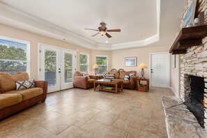 Smart TV, video games, DVD player, books - Amazing lakefront on Canyon Lake in Hill Country. Giant backyard! Extra beds! (Canyon Lake)