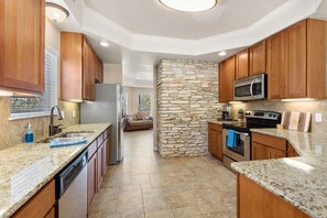 Fridge, microwave, oven, stovetop - Amazing lakefront on Canyon Lake in Hill Country. Giant backyard! Extra beds! (Canyon Lake)