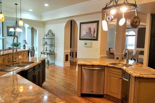 المنشأة من الداخل