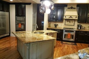 ثلاجة، ميكروويف، فرن، موقد طهي مسطح