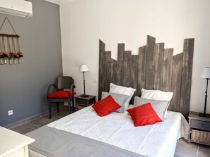 5 soverom, skrivebord, strykejern/-brett og reiseseng for barn