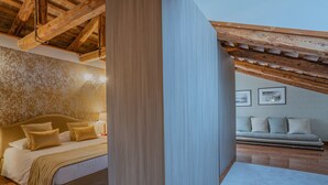 Ein Schlafzimmer mit einem Bett, einem Nachttisch und einer Wand mit gerahmten Bildern.