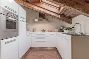 Kühlschrank, Ofen, Geschirrspüler, Wasserkocher mit Kaffee-/Teezubehör