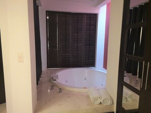 高级公寓, 3 间卧室, 按摩浴缸 | 浴室 | 淋浴/盆浴组合、按摩浴缸、毛巾、肥皂