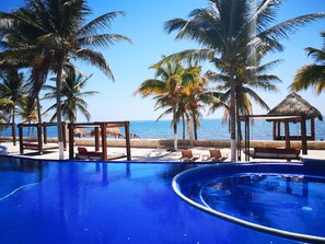 Outdoor pool - The Beach Residence (Puerto Morelos)