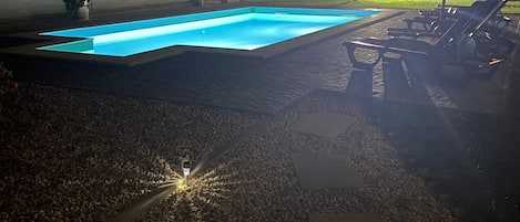 Una piscina al aire libre