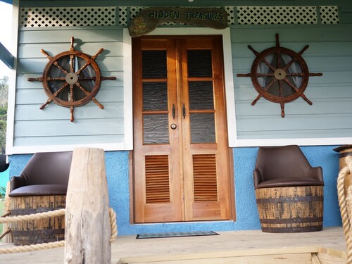 Pirate's Den & Hidden Treasures 2 makuuhuoneen Ocean Front Cottage