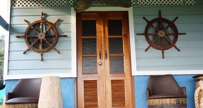 Pirate's Den & Hidden Treasures 2 makuuhuoneen Ocean Front Cottage